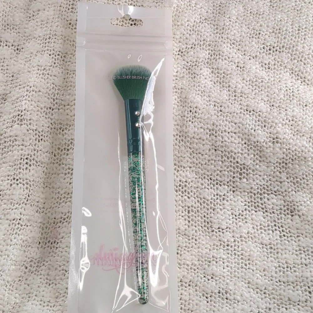 SLMISSGLAM P40 Round Blusher Brush in original sealed packaging.